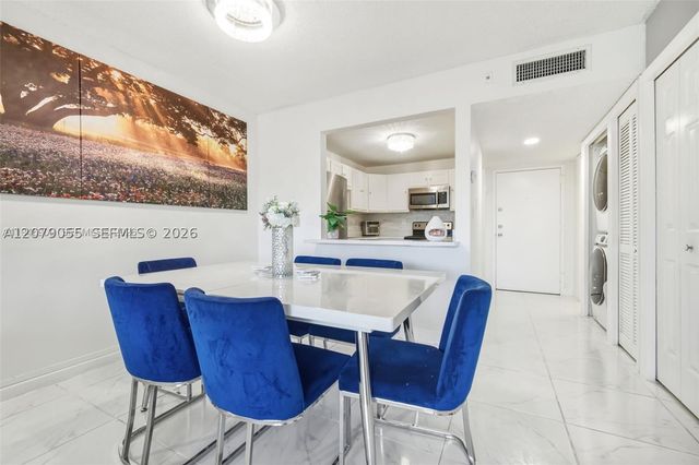 140 Lakeview Dr 203, Weston, FL 33326
