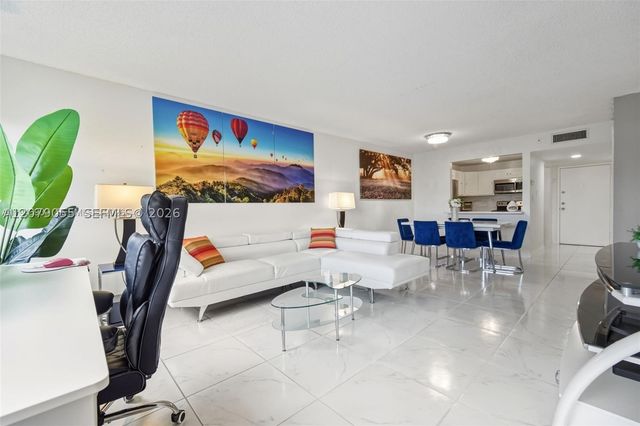 140 Lakeview Dr 203, Weston, FL 33326
