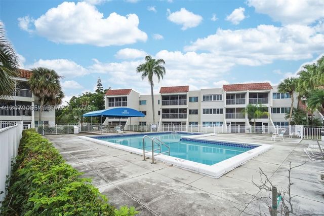 140 Lakeview Dr 203, Weston, FL 33326