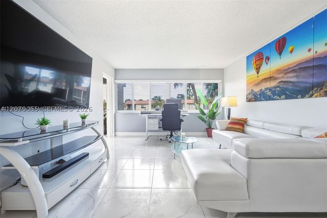 140 Lakeview Dr 203, Weston, FL 33326