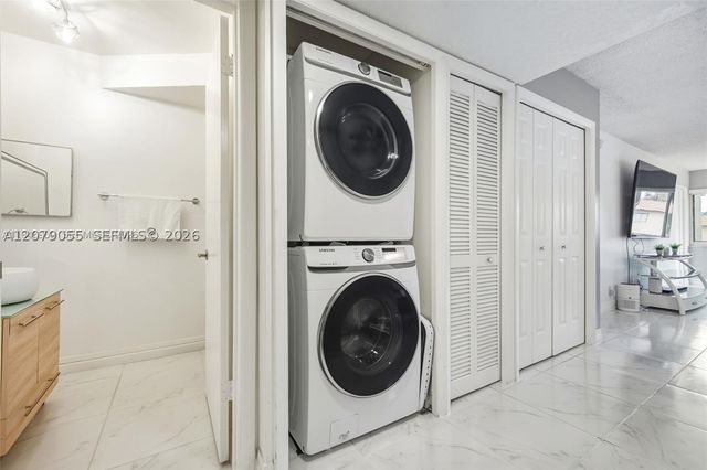140 Lakeview Dr 203, Weston, FL 33326