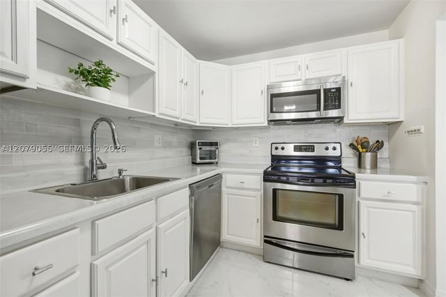 140 Lakeview Dr 203, Weston, FL 33326