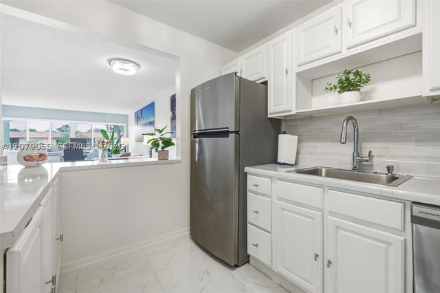 140 Lakeview Dr 203, Weston, FL 33326