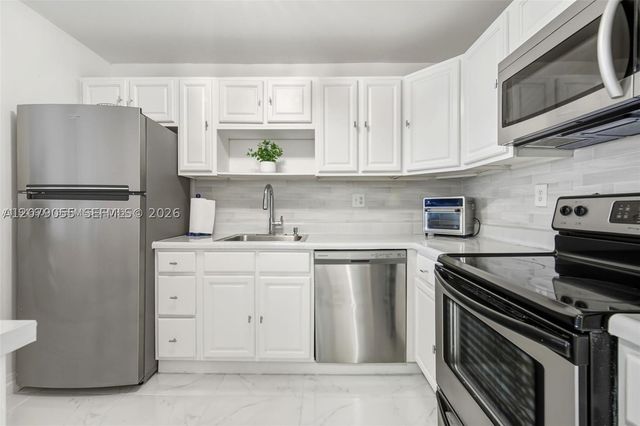 140 Lakeview Dr 203, Weston, FL 33326