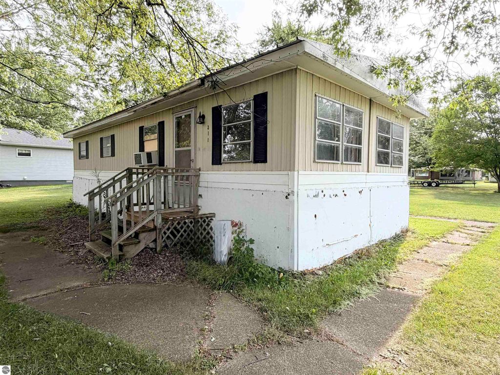 Image 1 of property listing at 311 N 5th Street, Shepherd, MI 48883