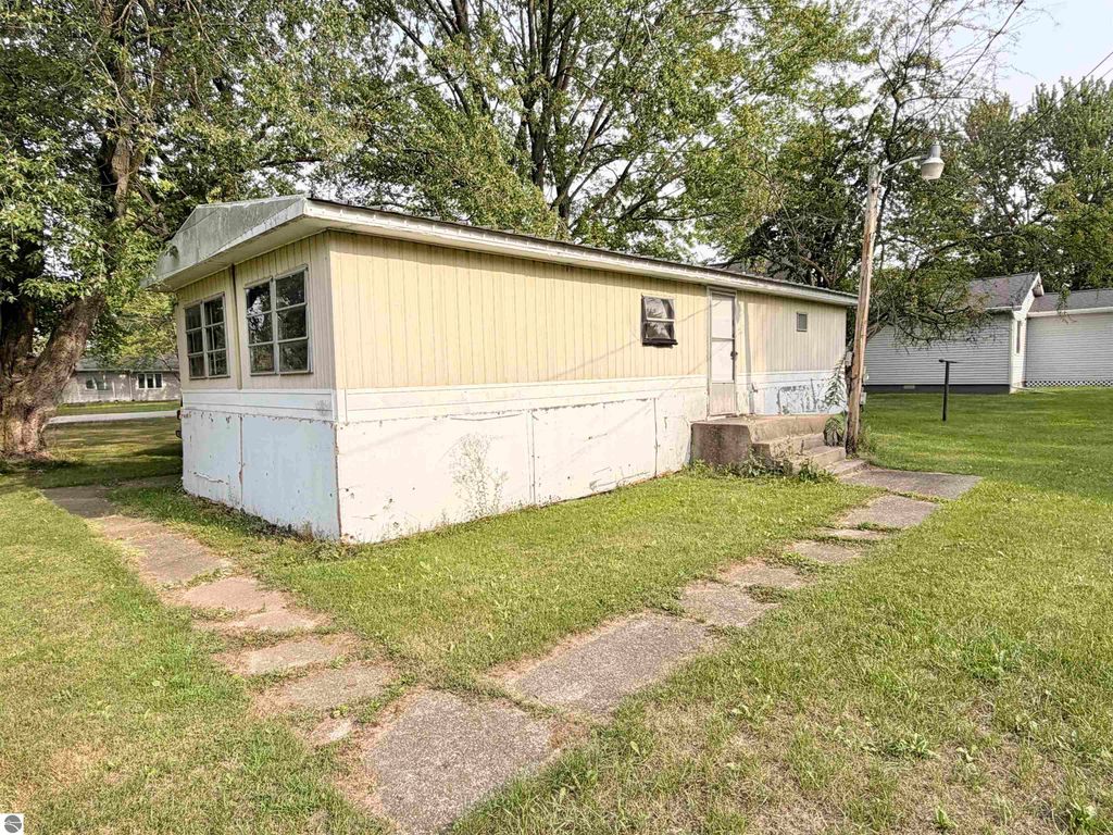 Image 2 of property listing at 311 N 5th Street, Shepherd, MI 48883
