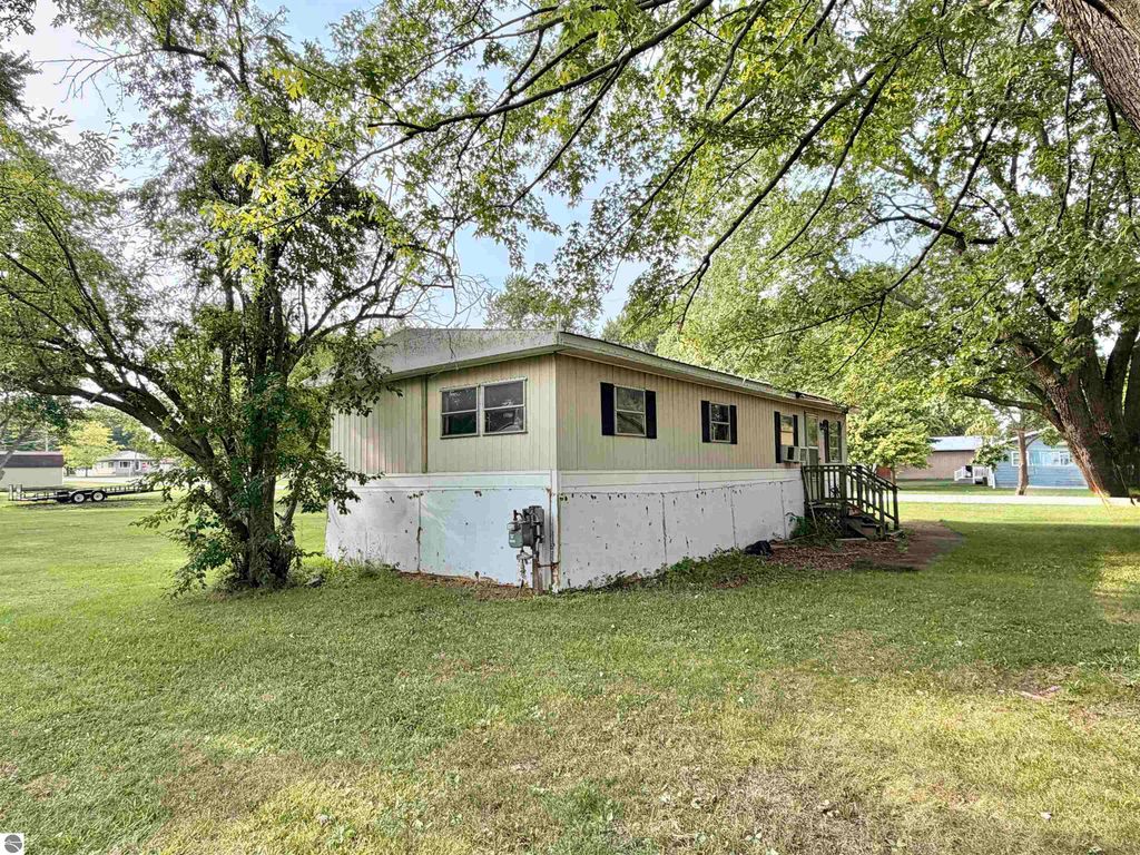 Image 3 of property listing at 311 N 5th Street, Shepherd, MI 48883