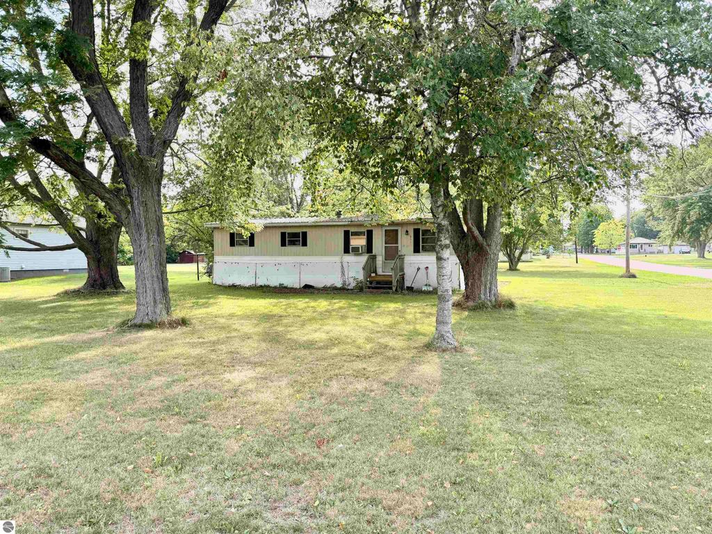Image 4 of property listing at 311 N 5th Street, Shepherd, MI 48883