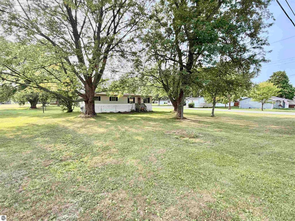 Image 5 of property listing at 311 N 5th Street, Shepherd, MI 48883