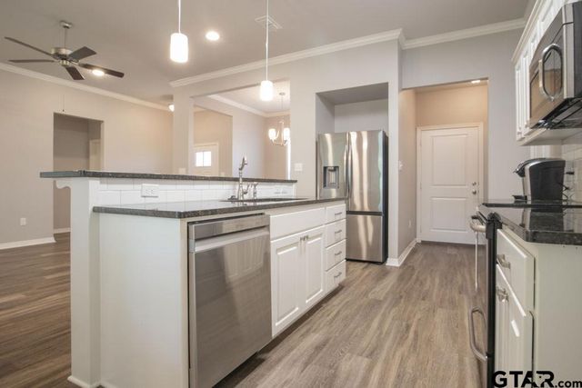 1725 Austin Dr, Tyler, TX 75701