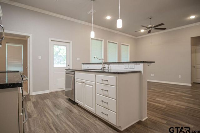 1725 Austin Dr, Tyler, TX 75701