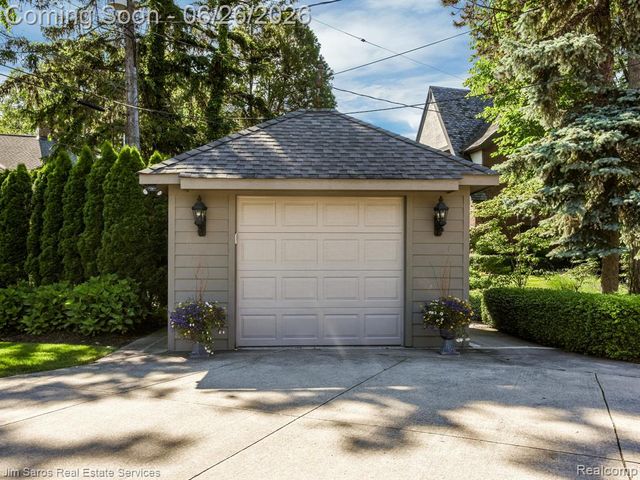 688 Balfour Street, Grosse Pointe Park, MI 48230