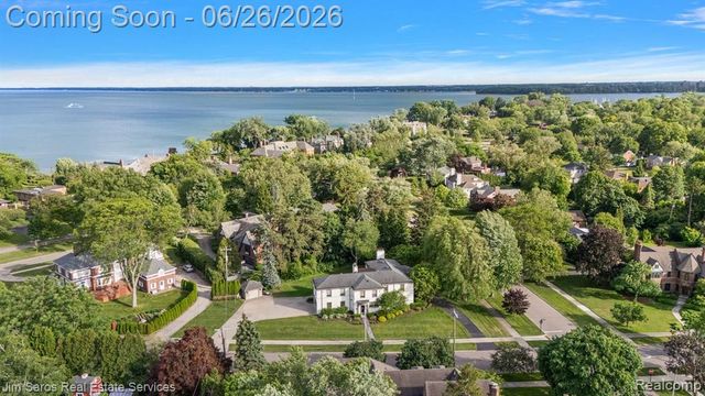 688 Balfour Street, Grosse Pointe Park, MI 48230