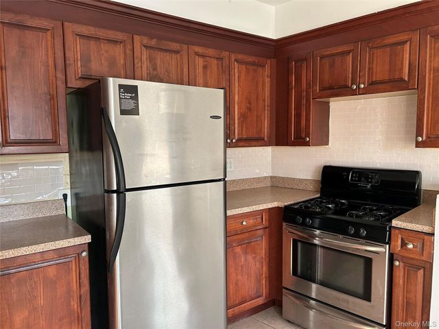 126 Deer Park Avenue 3, Babylon, NY 11702