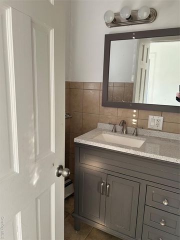 126 Deer Park Avenue 3, Babylon, NY 11702