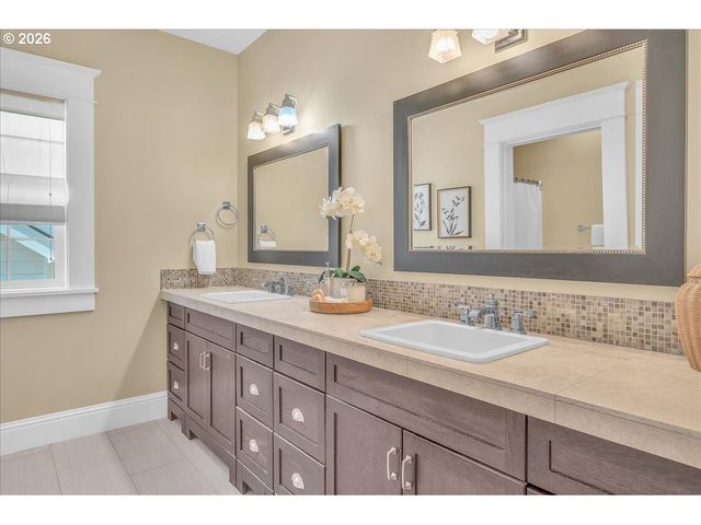 716 W 19TH St, Vancouver, WA 98660