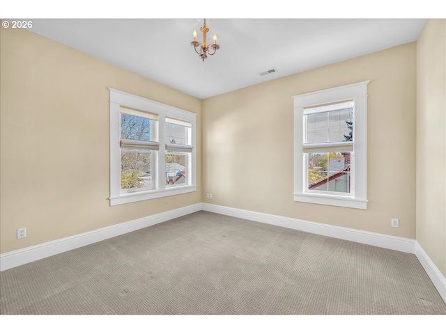 716 W 19TH St, Vancouver, WA 98660