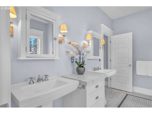 716 W 19TH St, Vancouver, WA 98660