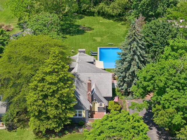 16 Union Avenue, Center Moriches, NY 11934