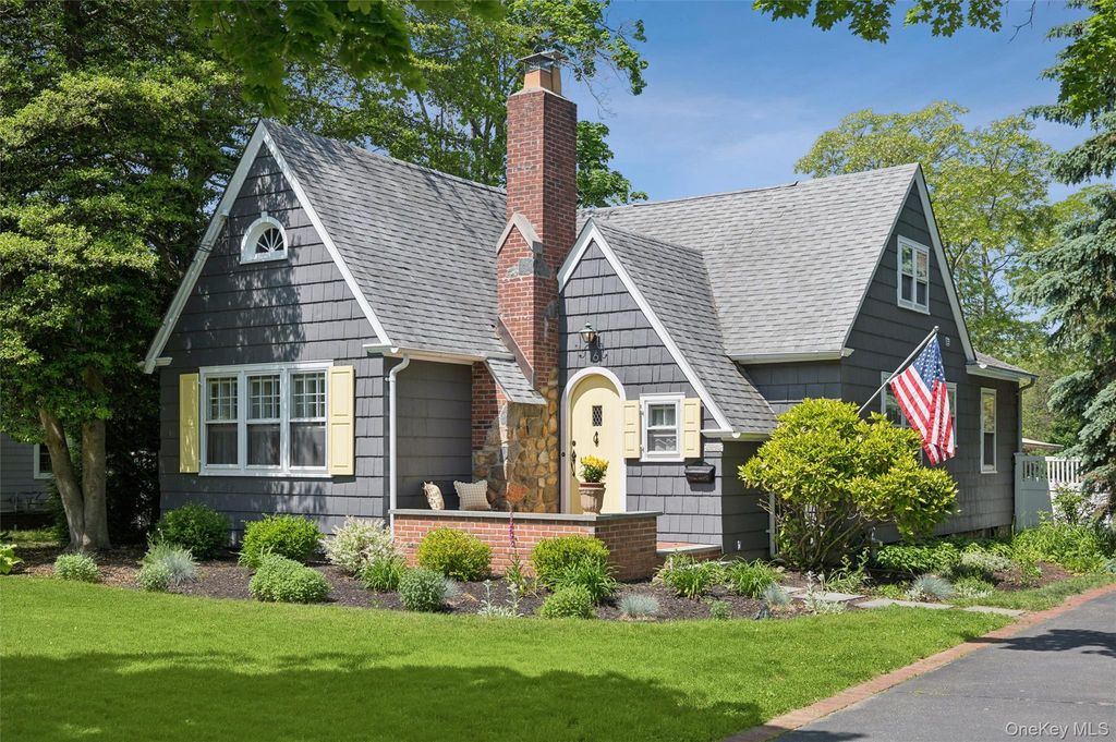 16 Union Avenue, Center Moriches, NY 11934