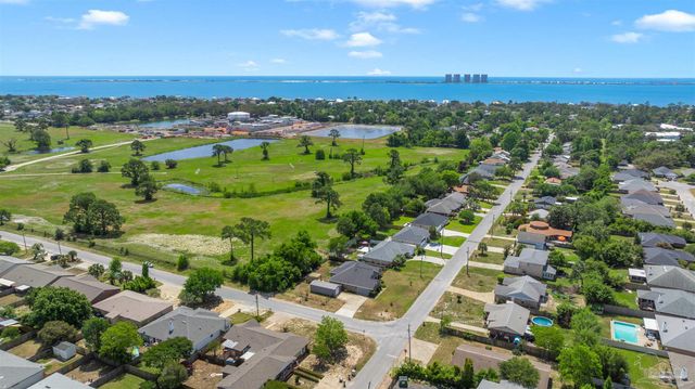1264 Redwood Ln, Gulf Breeze, FL 32563