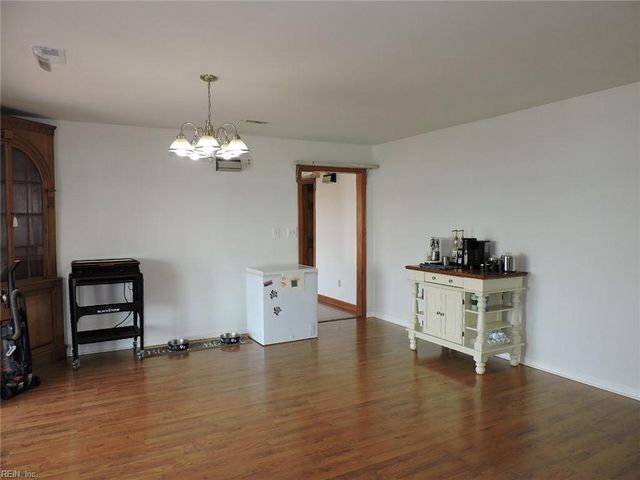 3789 Coates LN, Hayes, VA 23072