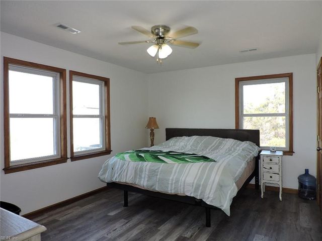 3789 Coates LN, Hayes, VA 23072