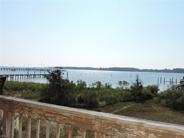 3789 Coates LN, Hayes, VA 23072