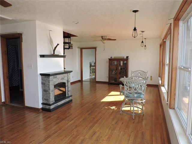 3789 Coates LN, Hayes, VA 23072