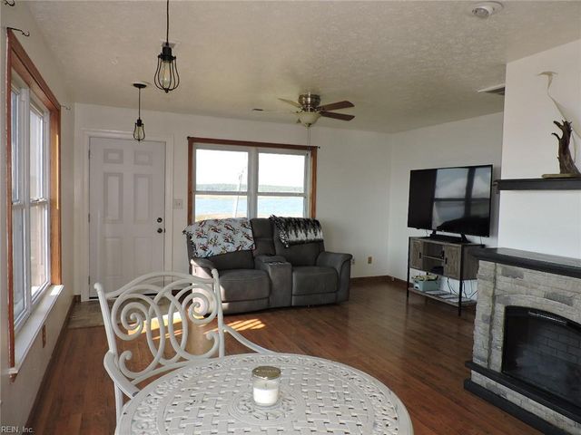 3789 Coates LN, Hayes, VA 23072