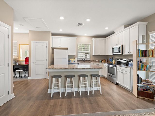 710 36TH AVENUE N, St Petersburg, FL 33704