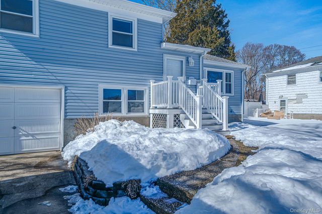 122 Weaver Road, West Sayville, NY 11796