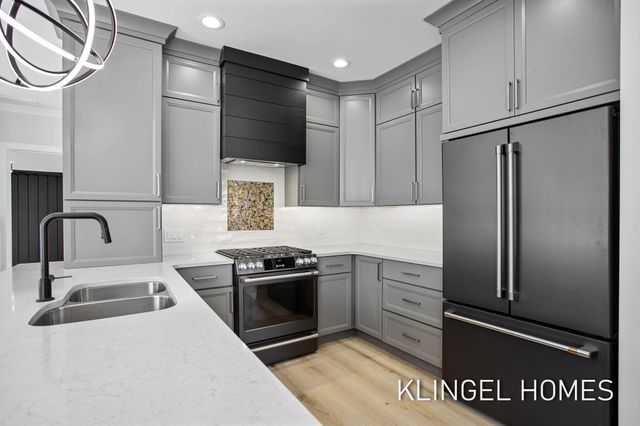 930 W Savidge Street 7, Spring Lake Vllg, MI 49456