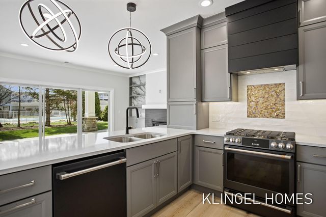 930 W Savidge Street 7, Spring Lake Vllg, MI 49456