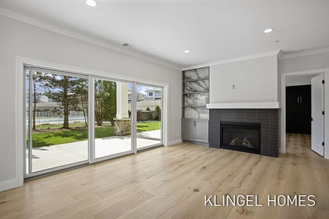 930 W Savidge Street 7, Spring Lake Vllg, MI 49456