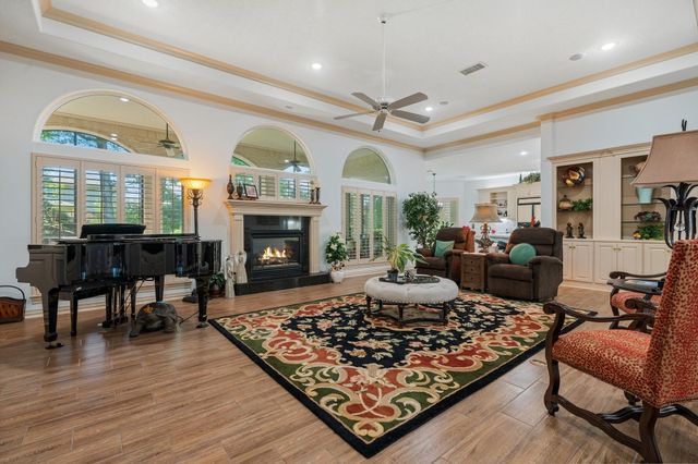 10265 Paradise Valley, Conroe, TX 77304