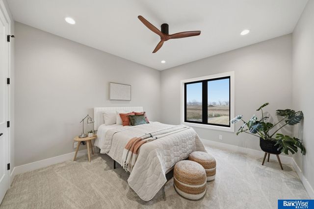 9856 S 42 Street, Lincoln, NE 68516