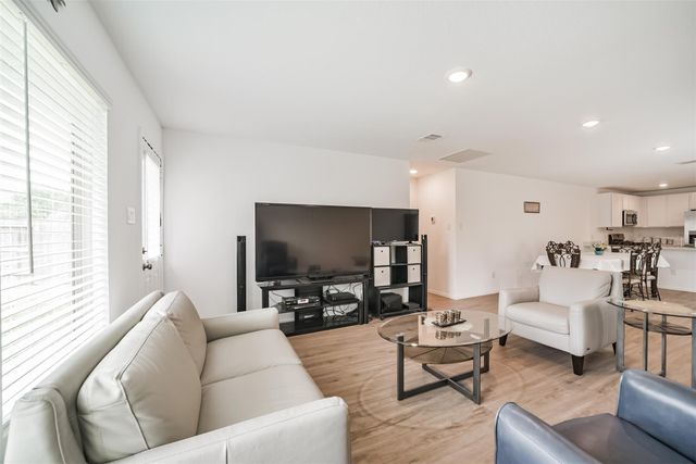 337 Riverwood Village Ln, Sealy, TX 77474