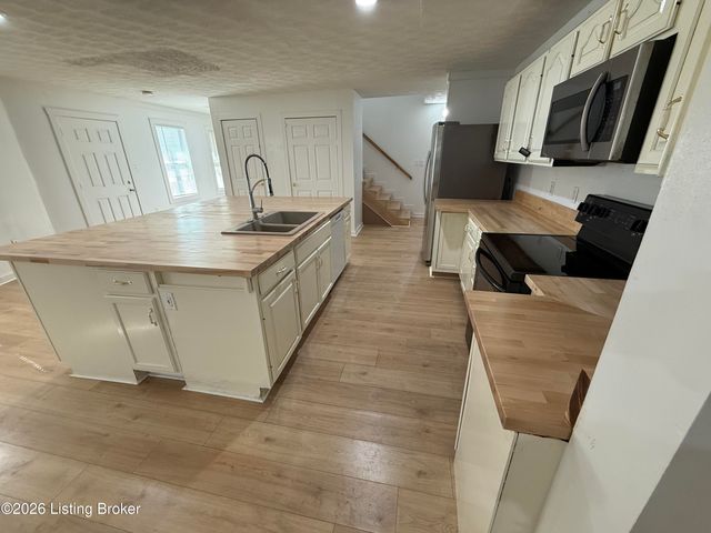 6652 Ashbrooke Dr, Pewee Valley, KY 40056