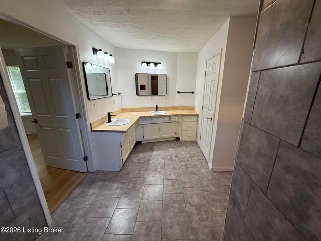 6652 Ashbrooke Dr, Pewee Valley, KY 40056