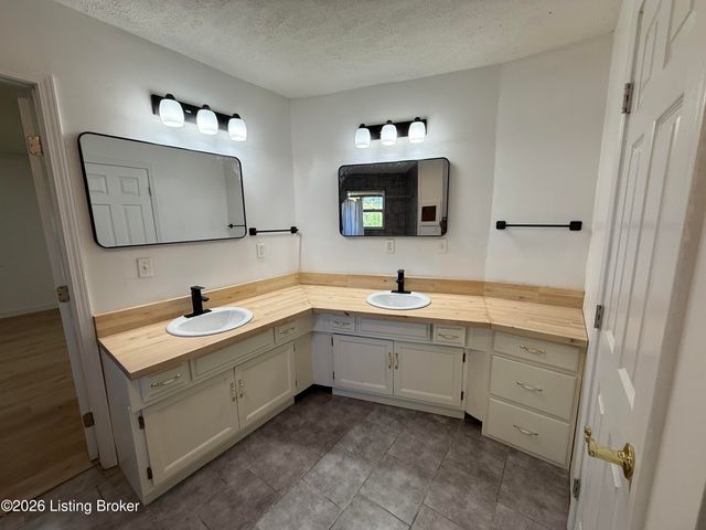 6652 Ashbrooke Dr, Pewee Valley, KY 40056