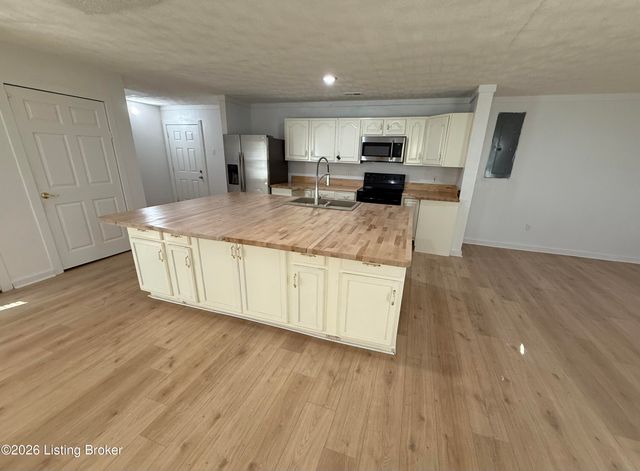 6652 Ashbrooke Dr, Pewee Valley, KY 40056