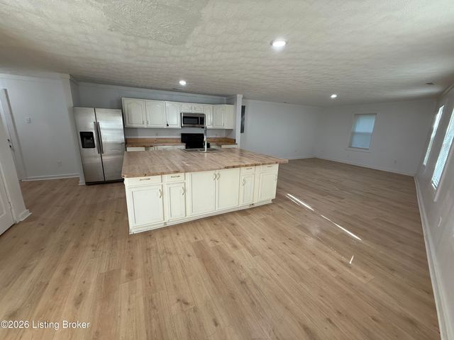 6652 Ashbrooke Dr, Pewee Valley, KY 40056