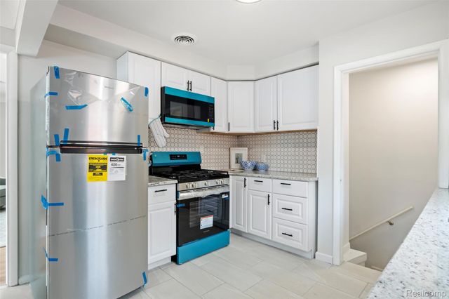 15219 University Street, Allen Park, MI 48101