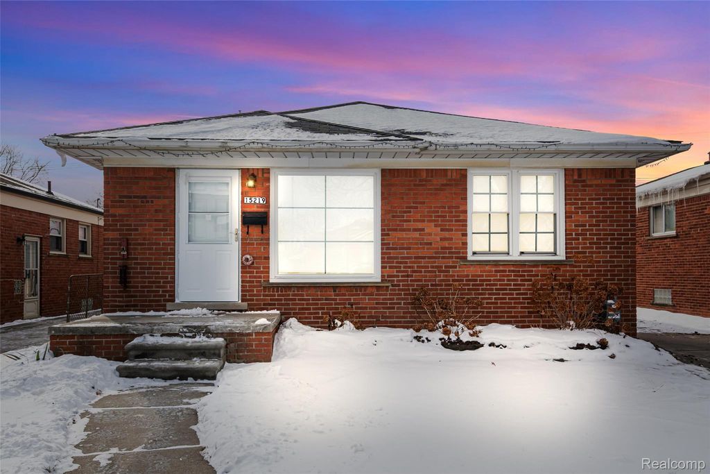 15219 University Street, Allen Park, MI 48101