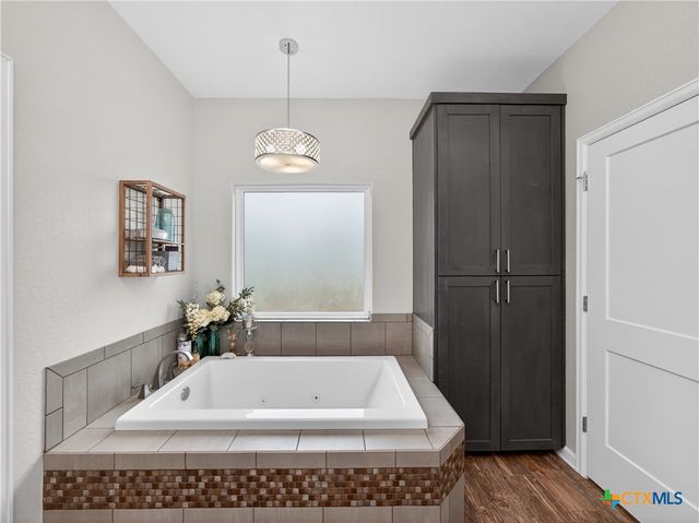 494 Flash Circle, Luling, TX 78648