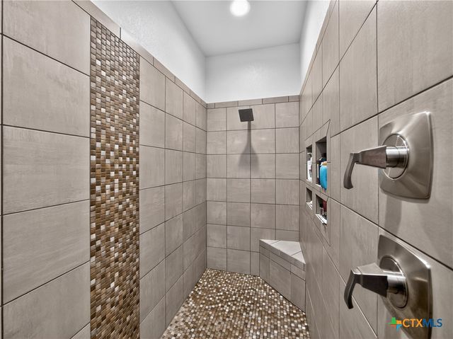 494 Flash Circle, Luling, TX 78648