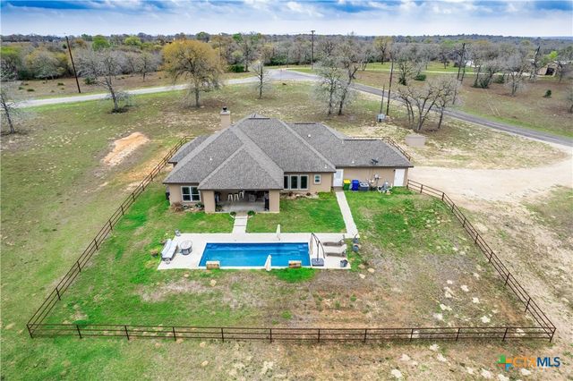 494 Flash Circle, Luling, TX 78648