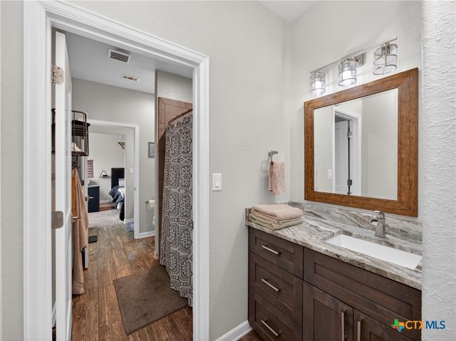 494 Flash Circle, Luling, TX 78648