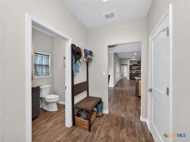 494 Flash Circle, Luling, TX 78648